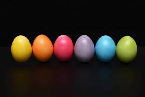 domowe sposoby na farbowanie jajek wielkanocnych